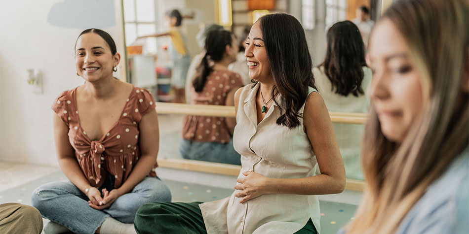 Women sitting in a child birth class talking.